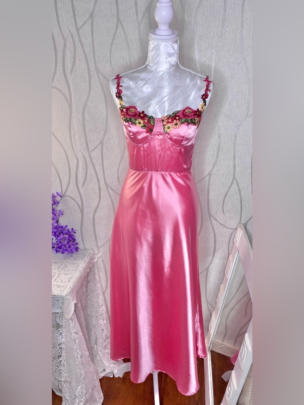 🎀🌷 Floral Embroidered Pink Satin Maxi Dress 🌷🎀 NWOT - Picture 9 of 11